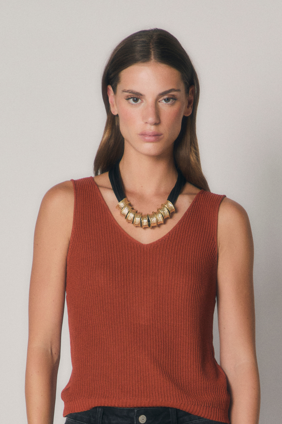 Collar de Cordón con Piezas Doradas para Mujer – Negro