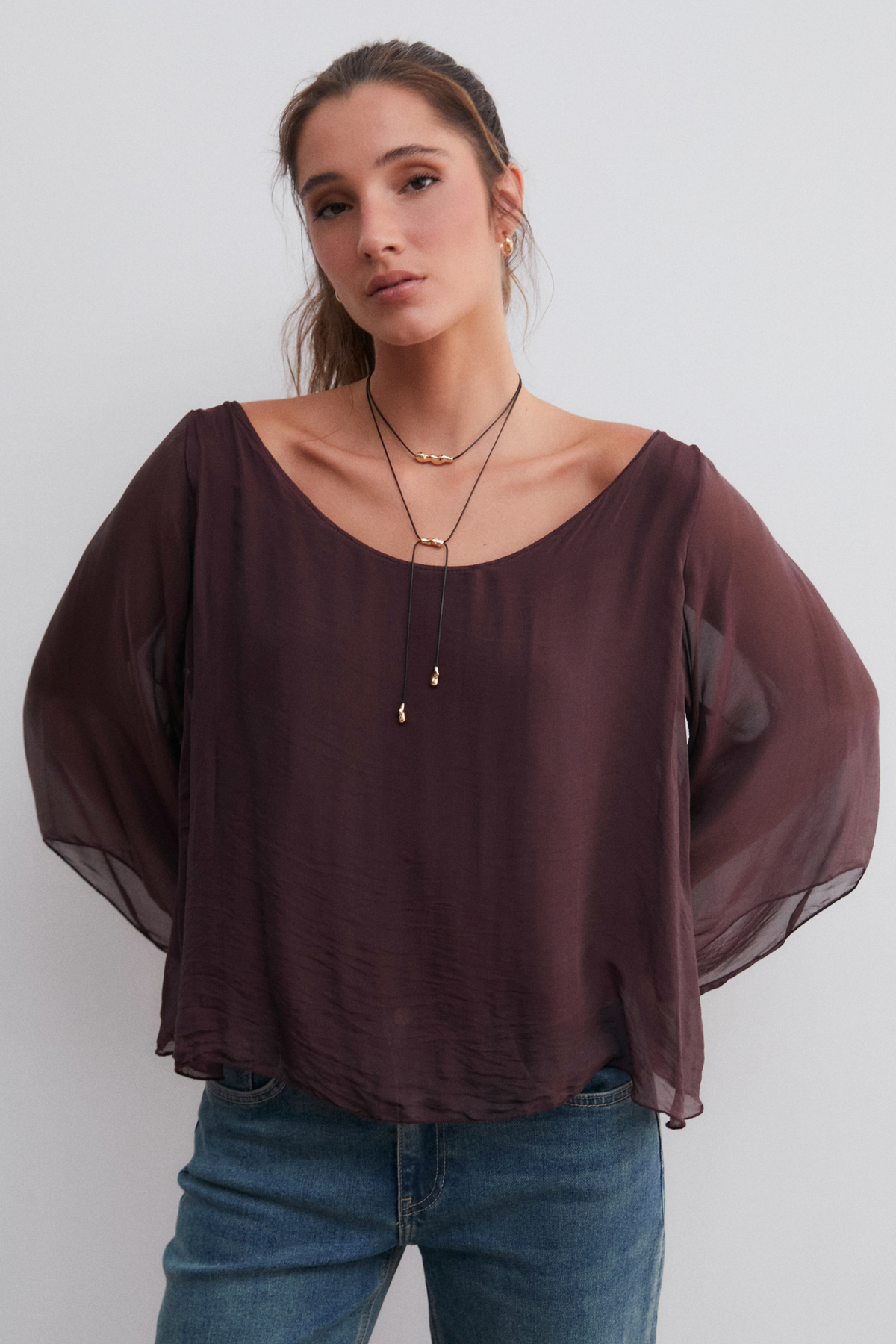 Collar de Doble Cordón con Detalles Metálicos – Negro y Dorado