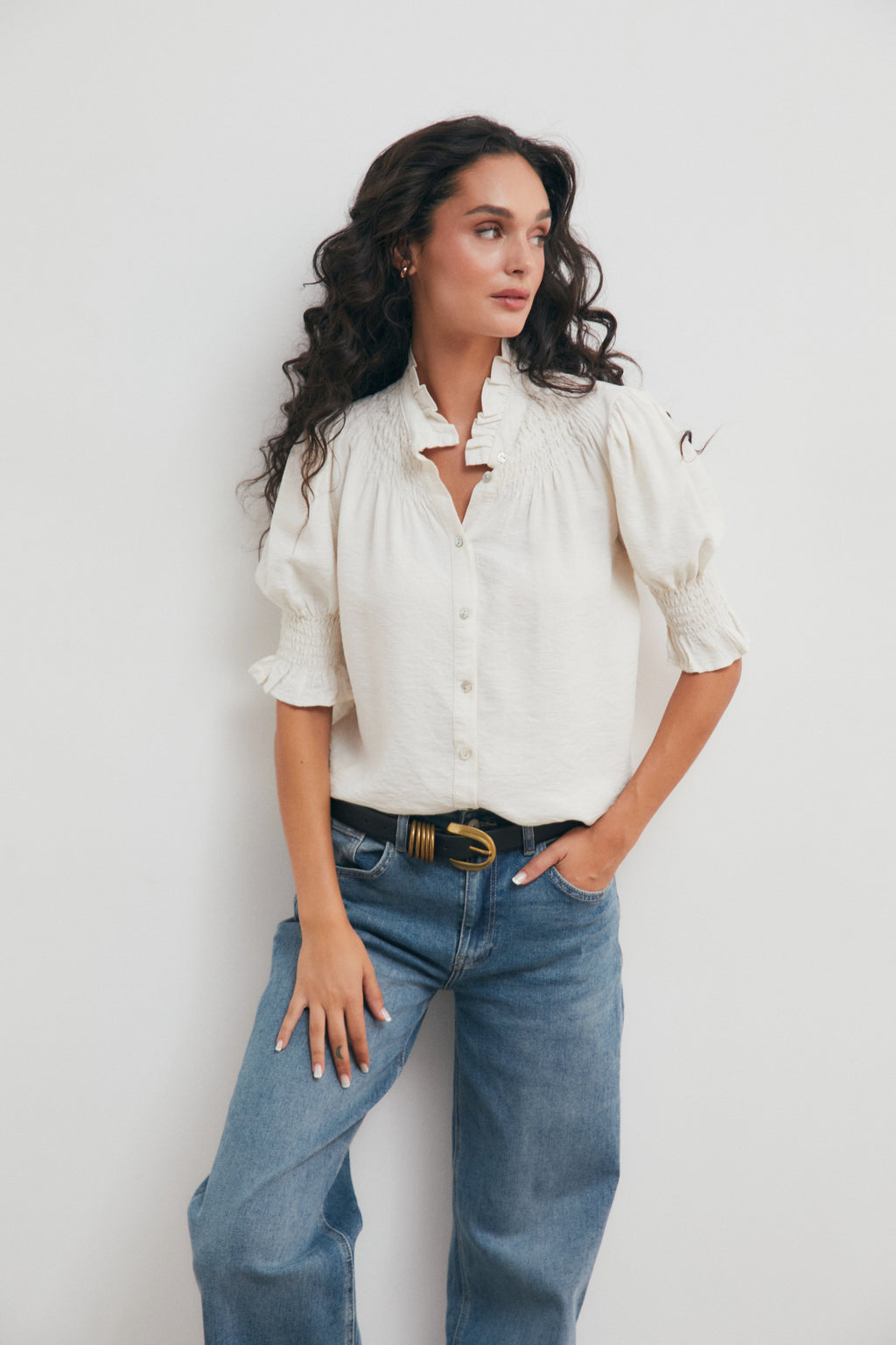 Camisa Fruncida con Cuello de Volante para Mujer – Natural