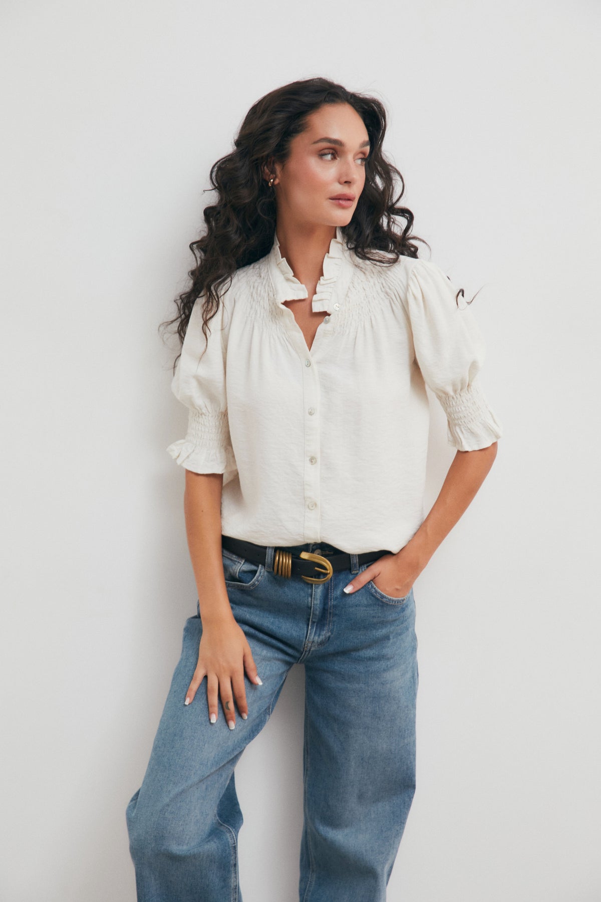 Camisa Fruncida con Cuello de Volante para Mujer – Natural
