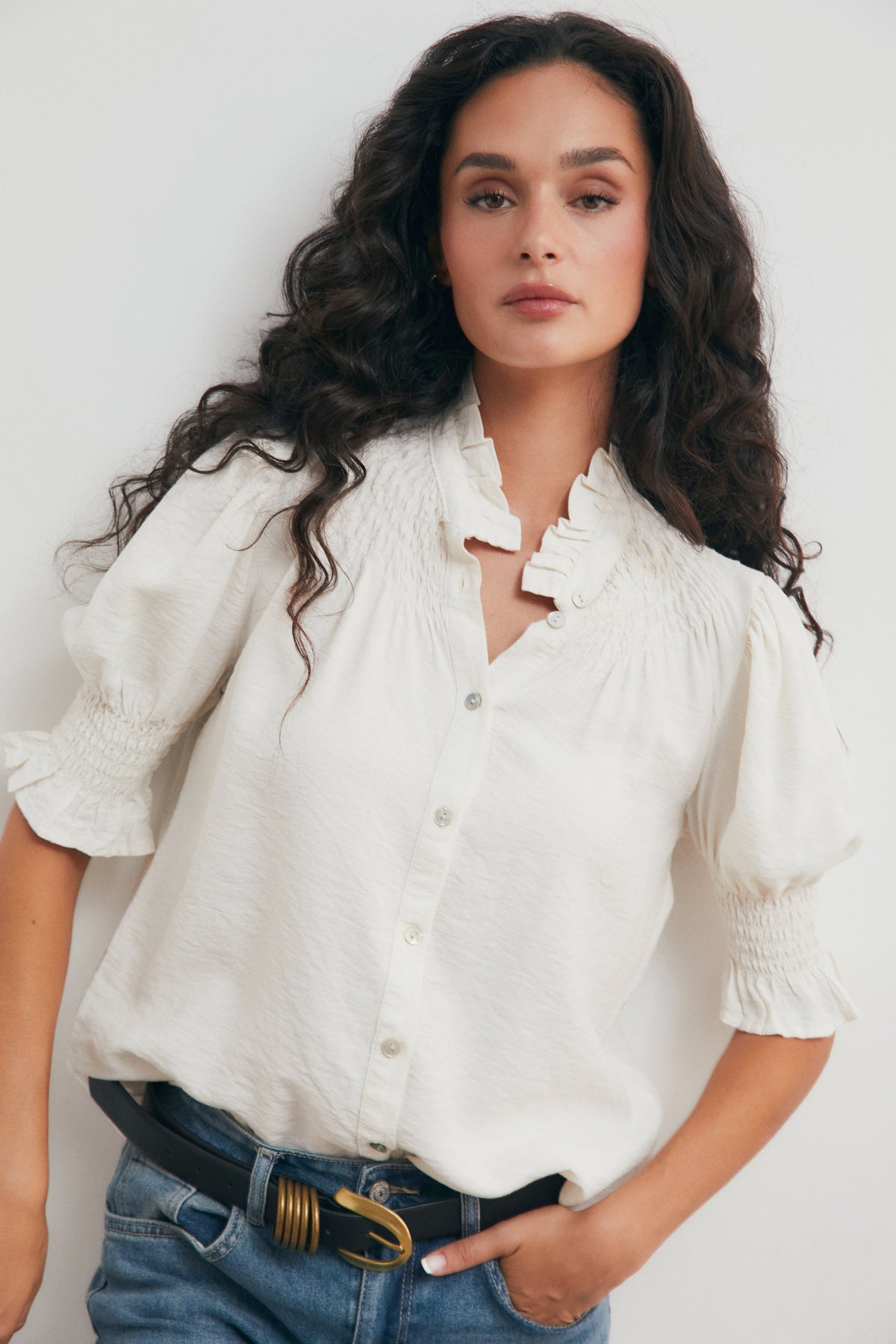 Camisa Fruncida con Cuello de Volante para Mujer – Natural