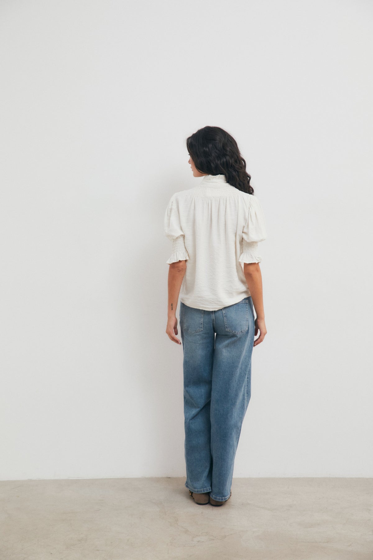 Camisa Fruncida con Cuello de Volante para Mujer – Natural