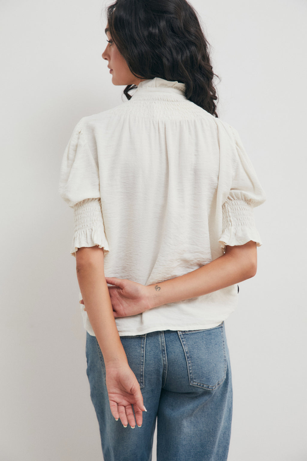 Camisa Fruncida con Cuello de Volante para Mujer – Natural