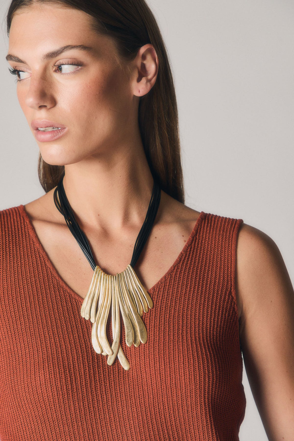 Collar de Cordones con Colgante Dorado para Mujer – Negro