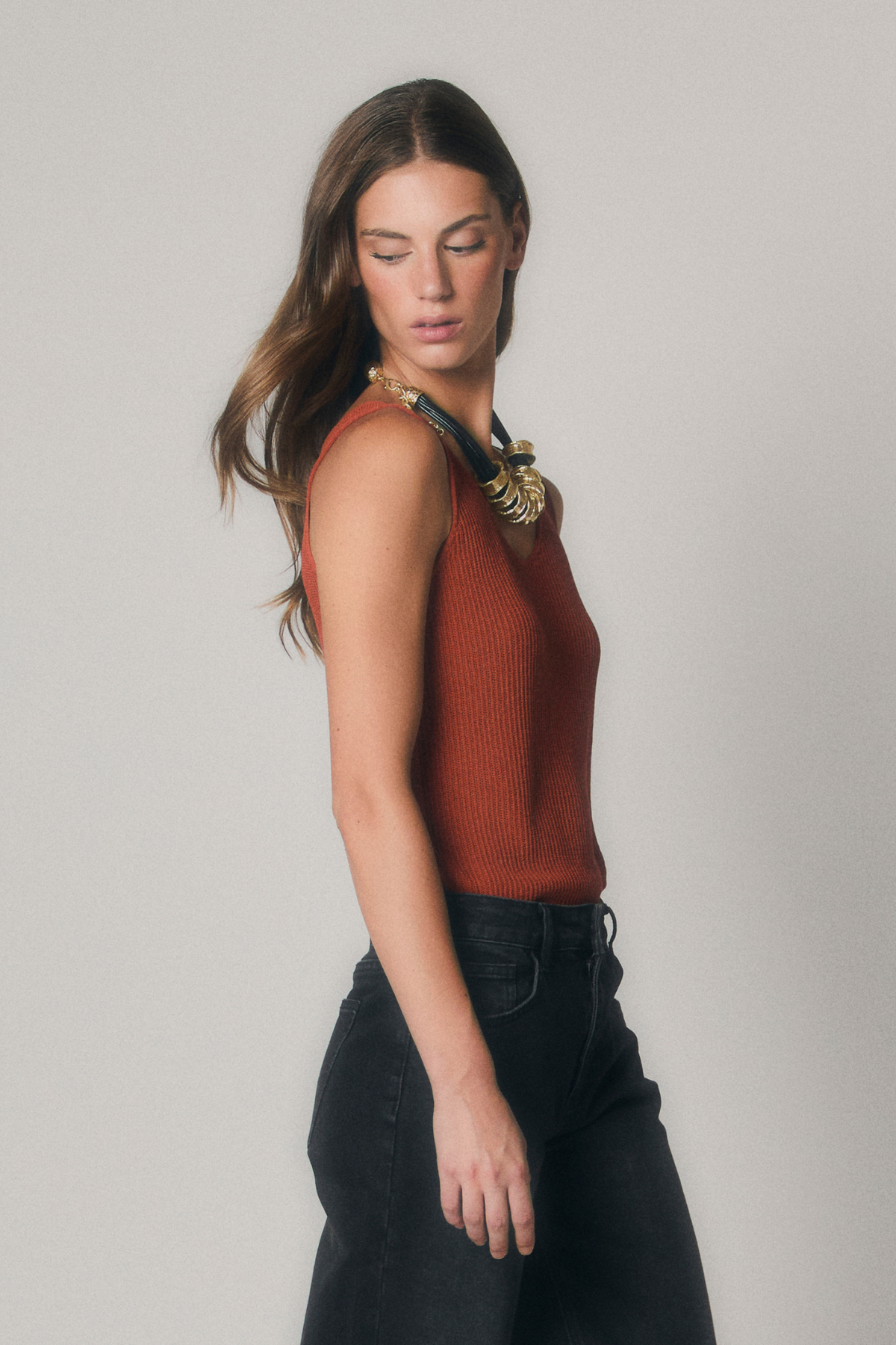 Collar de Cordón con Piezas Doradas para Mujer – Negro