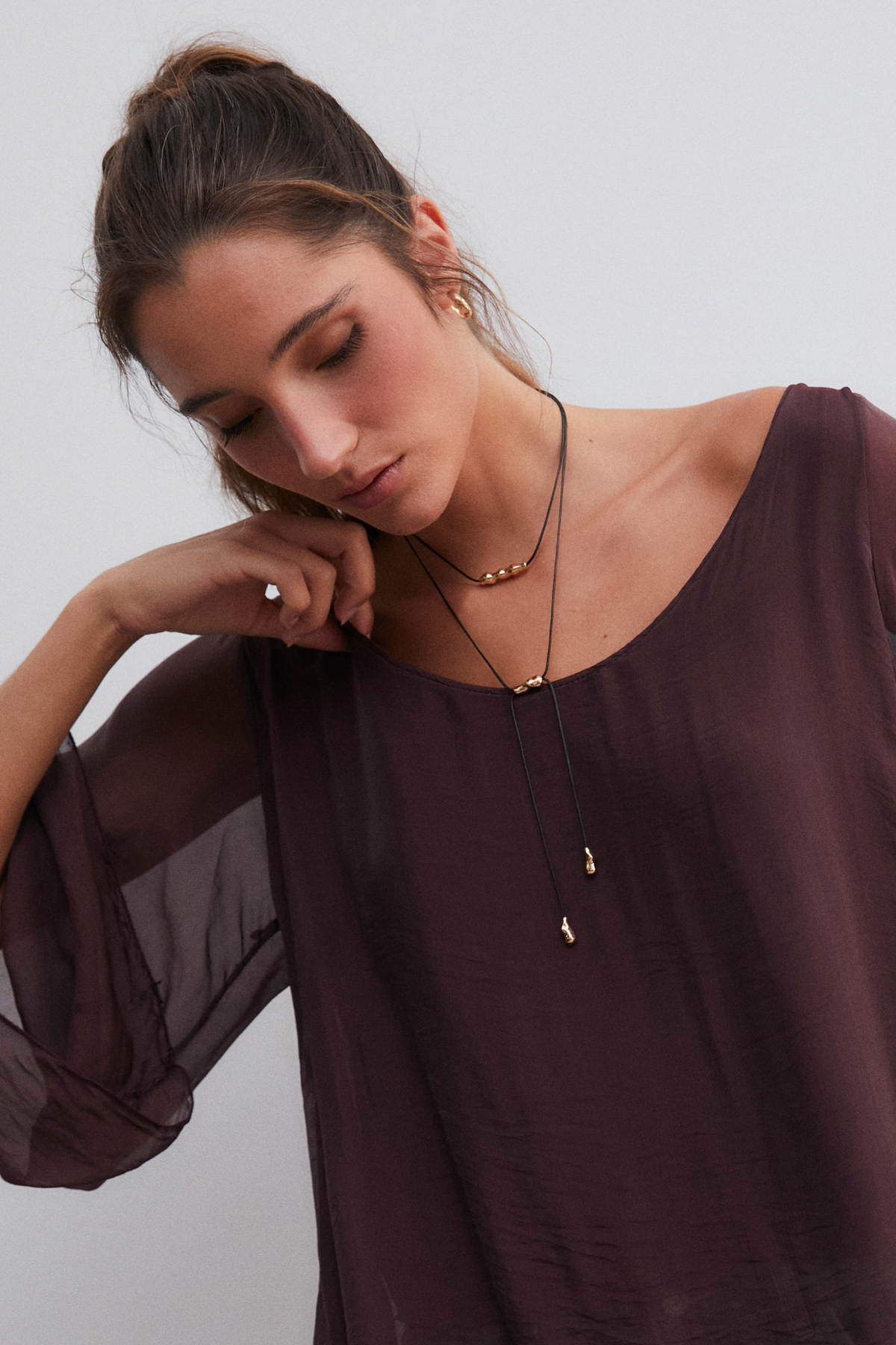 Collar de Doble Cordón con Detalles Metálicos – Negro y Dorado
