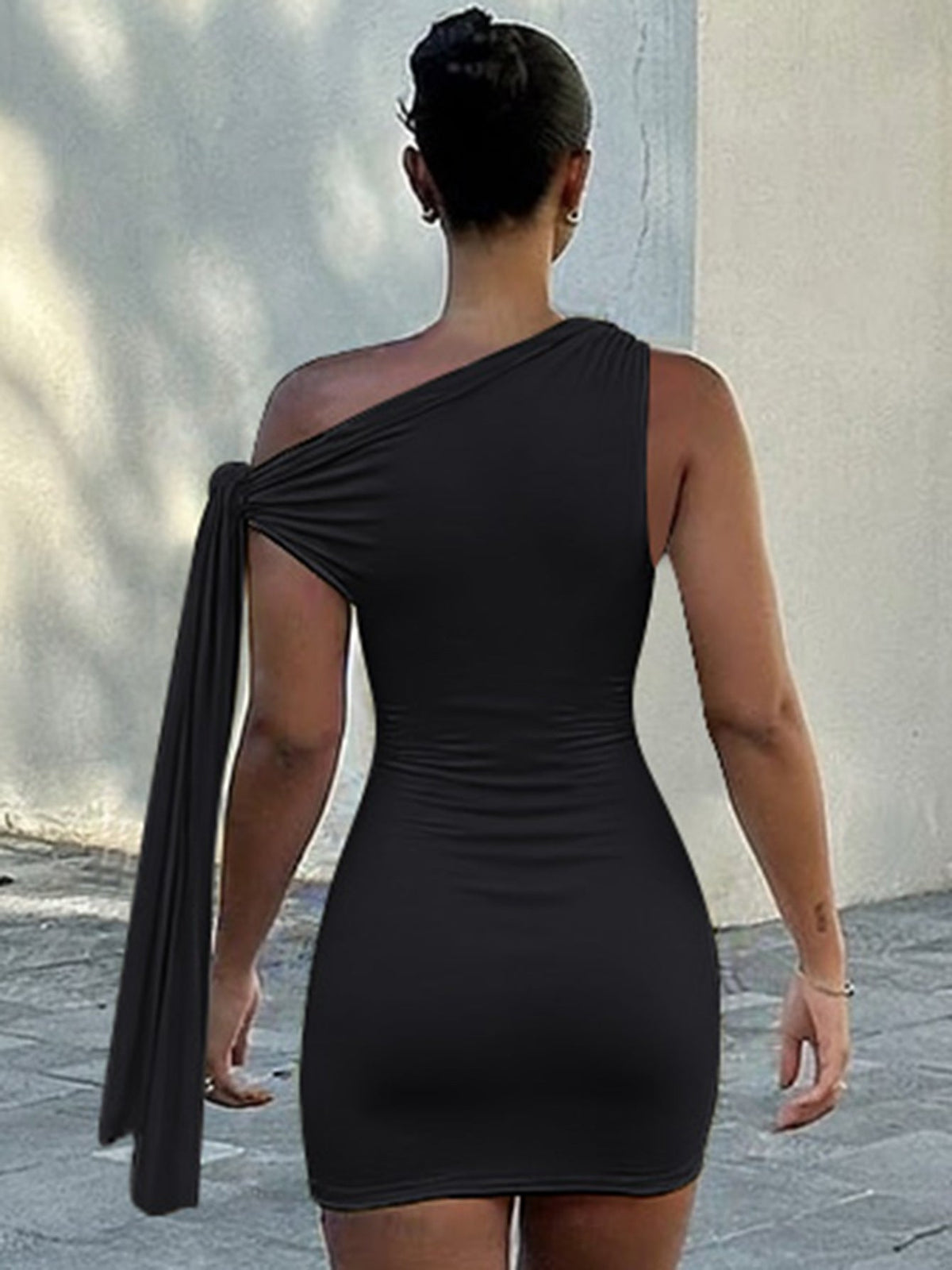 Vestido Corto Asimétrico Ajustado para Mujer – Espalda Abierta