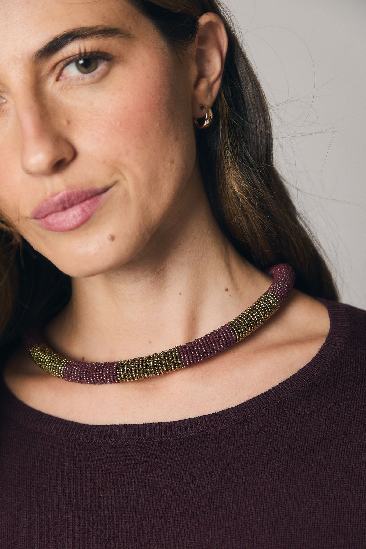 Collar Tubular de Cuentas para Mujer – Berenjena y Dorado
