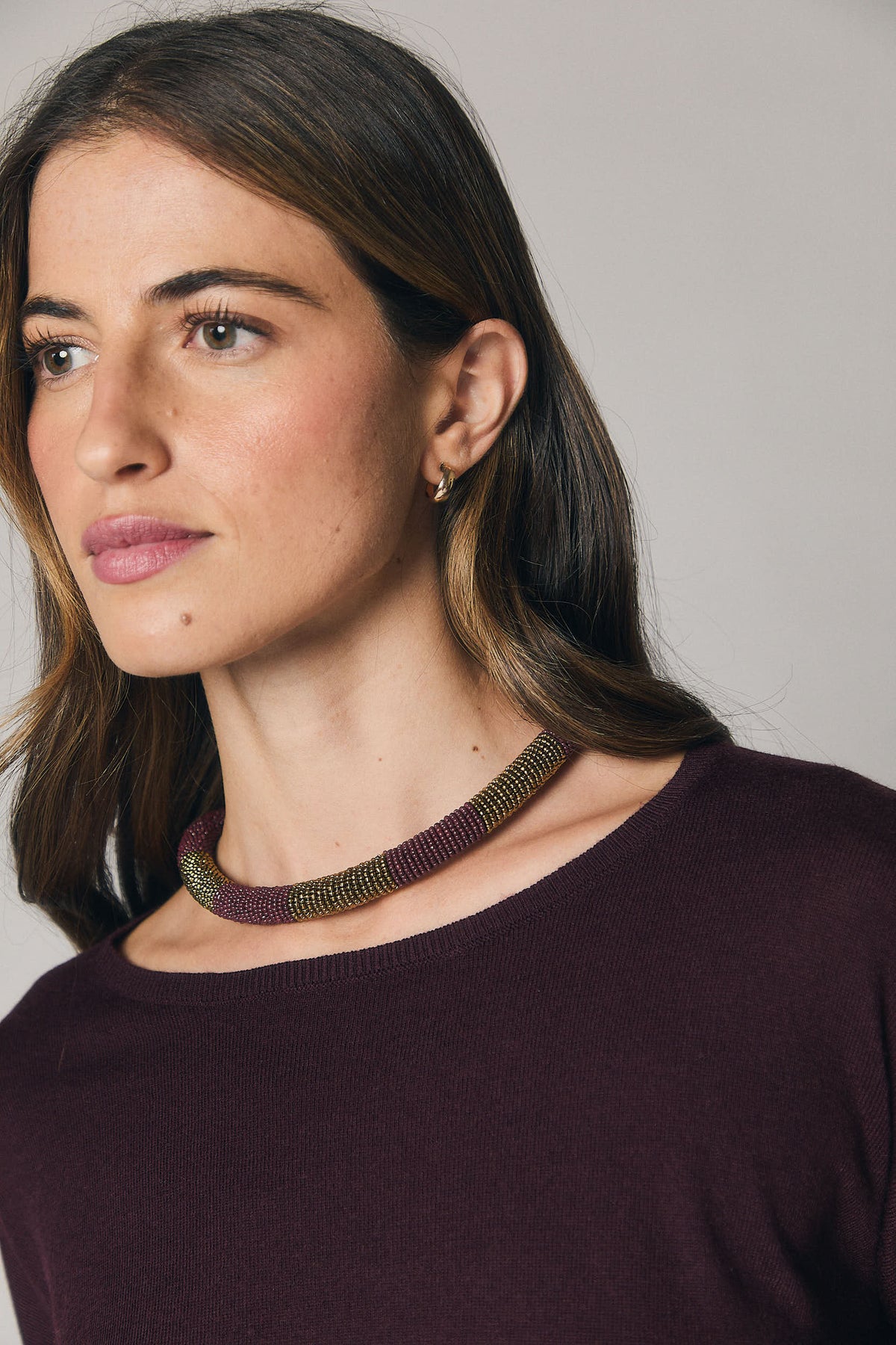 Collar Tubular de Cuentas para Mujer – Berenjena y Dorado