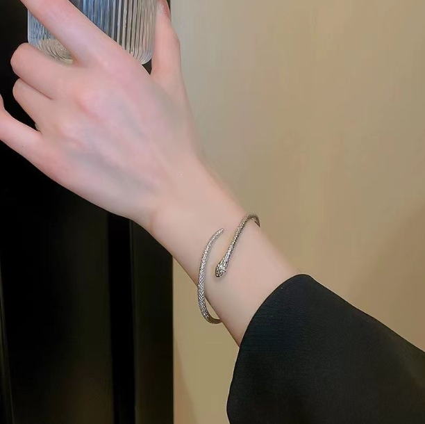 Pulsera Ajustable con Diseño de Serpiente para Mujer