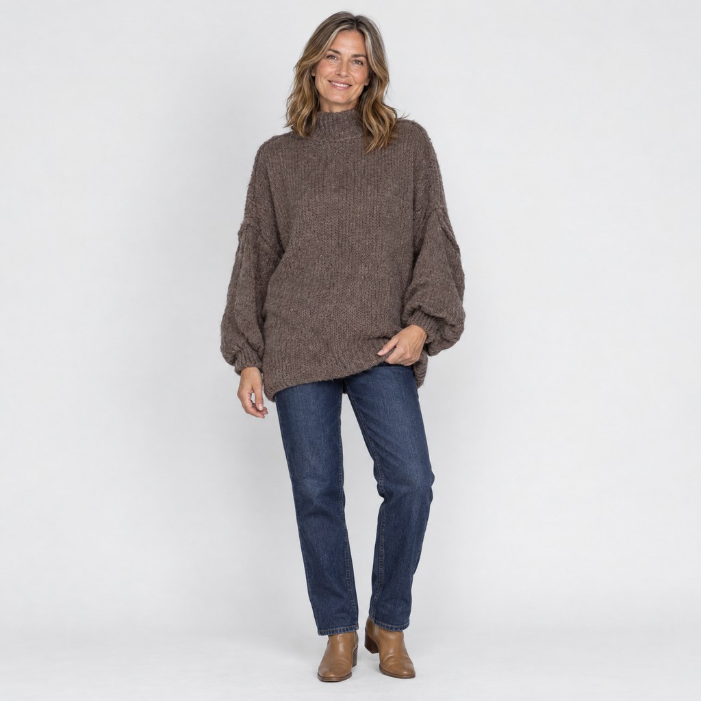 Jersey oversize de punto marrón con vaqueros