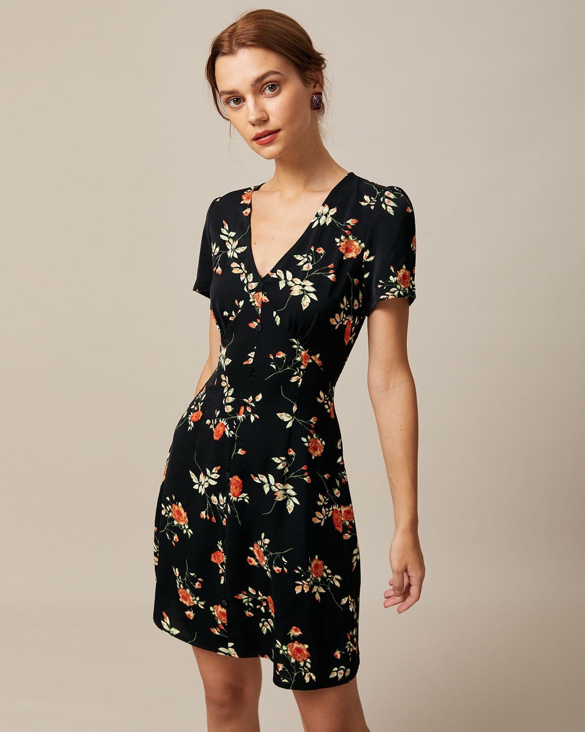 Vestido Mini Floral con Botones y Cuello en V para Mujer – Negro