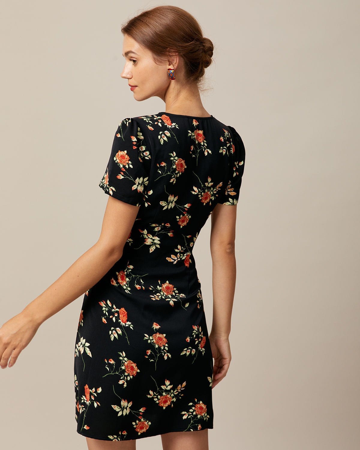 Vestido Mini Floral con Botones y Cuello en V para Mujer – Negro