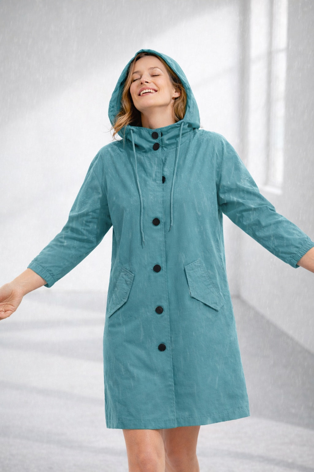 Chaqueta Ligera con Capucha para Mujer – Manga Tres Cuartos